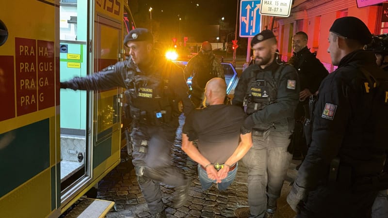 Poplach v Praze. Ozbrojenec střílel z okna, zasahovali policisté se samopaly