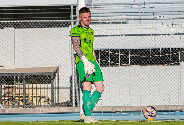 Brankář protestoval proti penaltě a odmítl ji chytat. Rozhodčí následně dostal trest