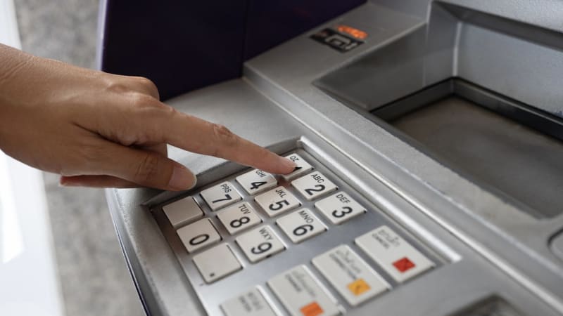 Banky v Česku hlásí víkendové odstávky. Omezení se dotknou platebních příkazů či převodů