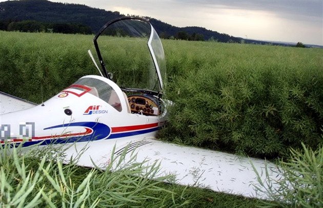 Na Havlíčkobrodsku spadlo ultralehké letadlo, zraněný je pilot