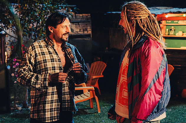 RECENZE: Tuctovou gangsterku nespasí dredatý Jakub Štáfek ani slovenský folklór