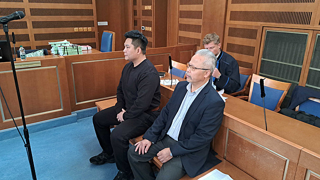 Se sekáčkem na maso řádil v nehtovém studiu, patrně řešil milostný trojúhelník
