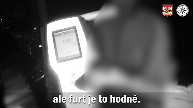 Ale klesá to, hájil se opilý řidič při dechové zkoušce. Jel i s proraženým kolem