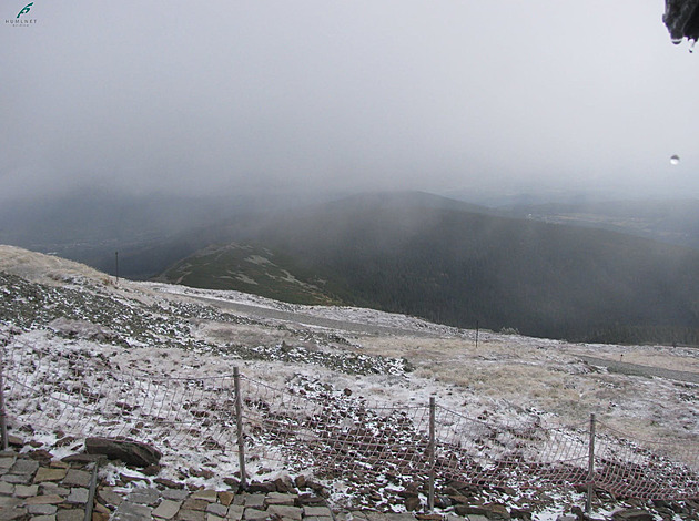 Sněžku pokryly centimetry sněhu. První souvislá vrstva, řekli meteorologové