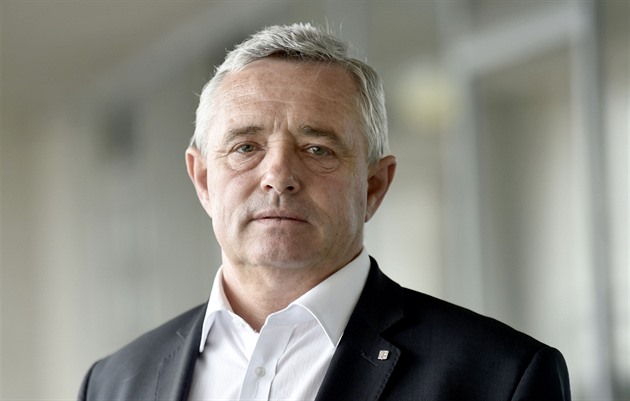 Šest let jsem jezdil po celém regionu, říká postupující senátor Bazala