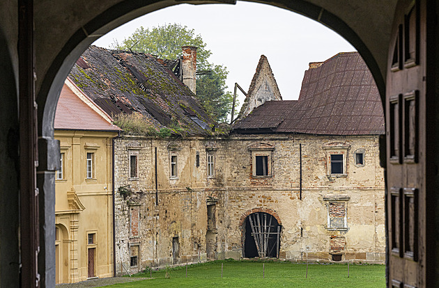 Začala oprava další části barokního dvora v Zákupech, uloží zde nálezy archeologů