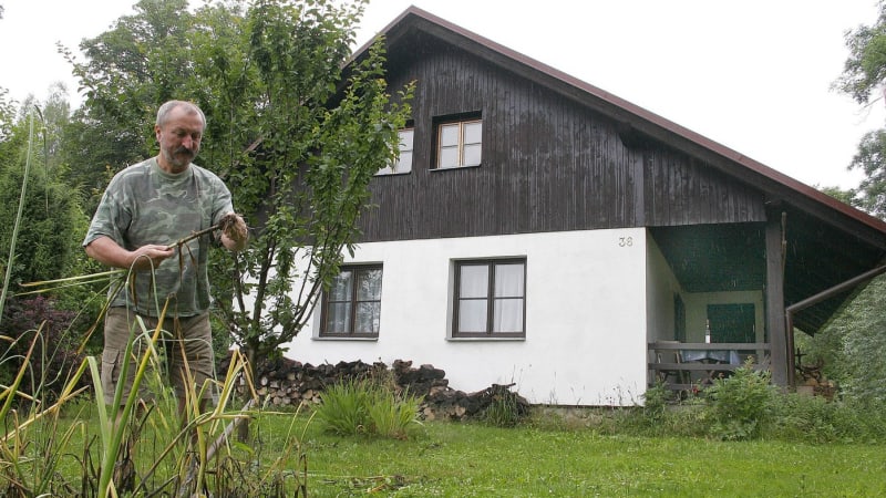 Herec Oldřich Navrátil přestavěl mlýn na krásnou chalupu. Pěstuje česnek a pálí slivovici