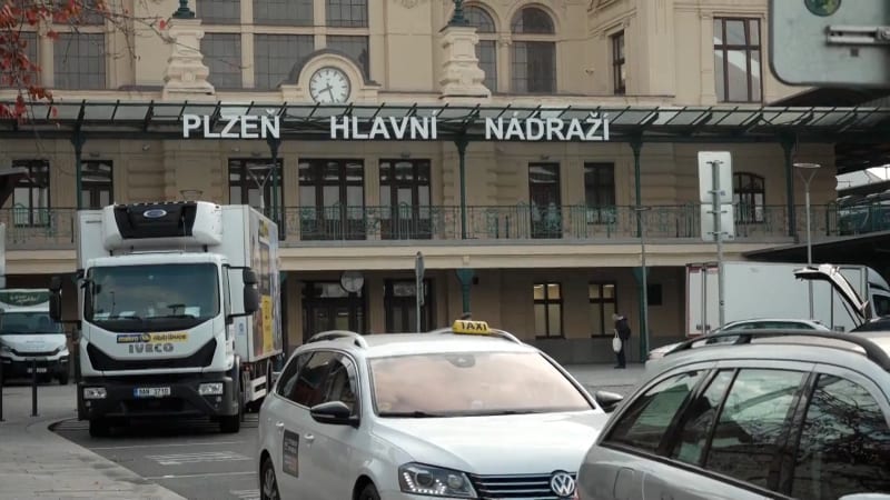 Bezdomovec měl v Plzni pobodat spícího muže. Všude stříkala krev, popisoval svědek