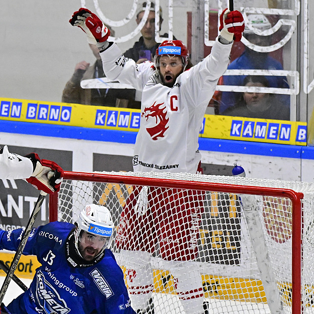 Třinec zvládl přestřelku s Kometou. V prodloužení rozhodl Adámek