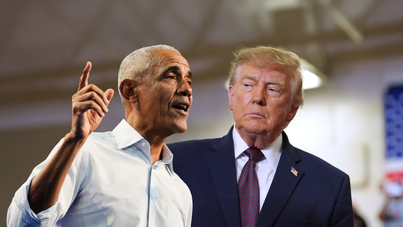 Šikana a lži, obul se Obama do Trumpa. Ten ho školil o čistotě a vyčetl mu „nejhloupější pakt“